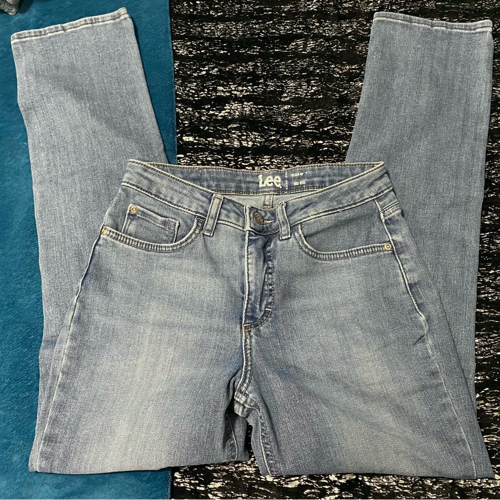 AI DESCRIPTION: Lee straight leg jeans
